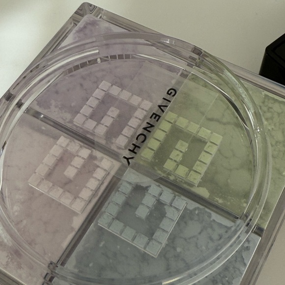 Givenchy Prisme Libre 4-Color Loose Powder in Black and Gold - Picture 5 of 6